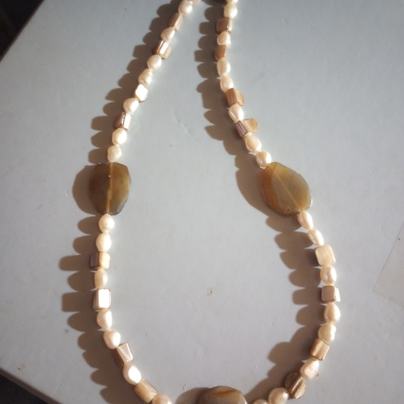  Faceted Agate &  Natural Nacre shell beads. Sterling silver catch - Picture 4 of 4